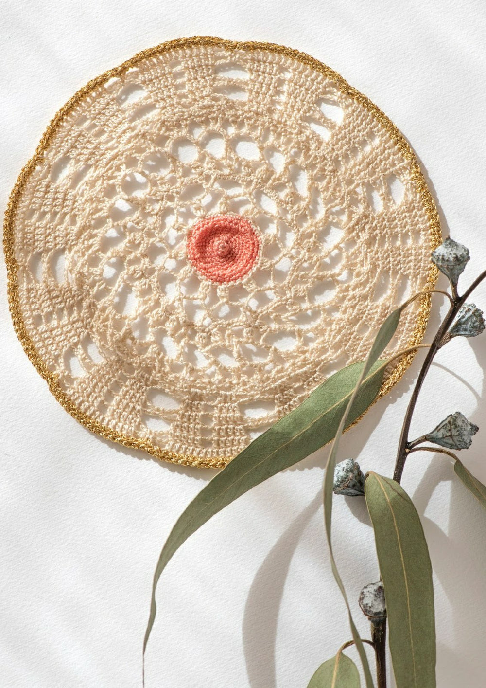 napperon réalisé au crochet en forme de poitrine élégant et délicat dans les tons clairs
