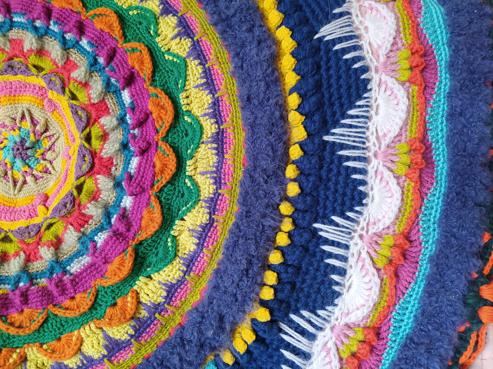 détails de la grande pièce réalisée au crochet avec différentes couleurs et textures variées pour atelier de crochet à Montréal. 