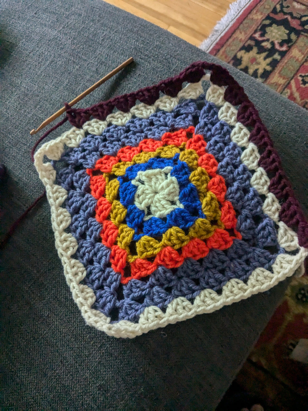 Géant granny square en cours de création pour l'atelier de crochet à Montréal. 