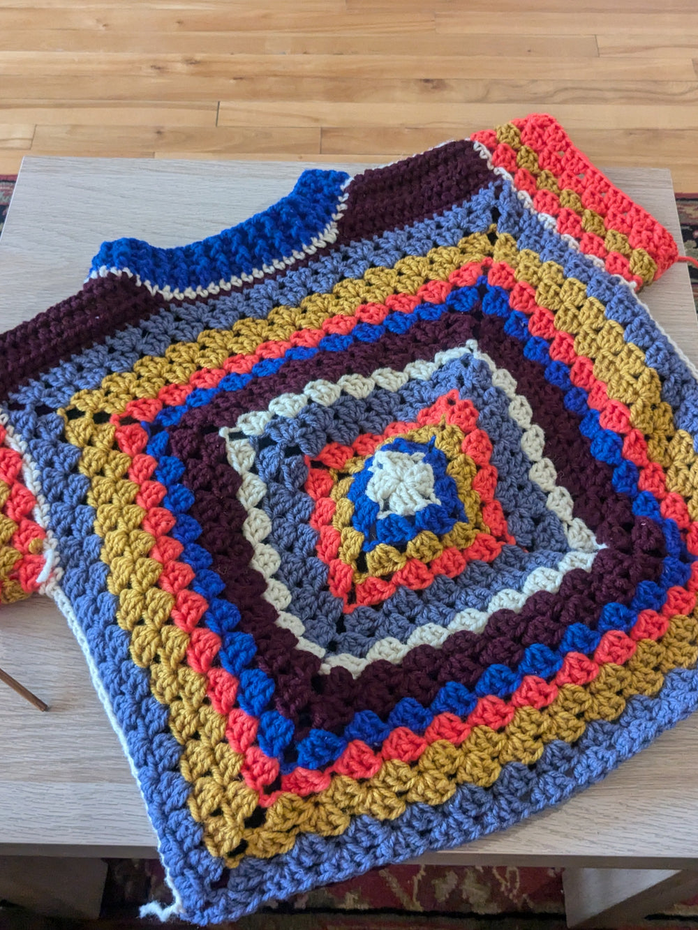 pull coloré réalisé à partir d'un granny square géant. 