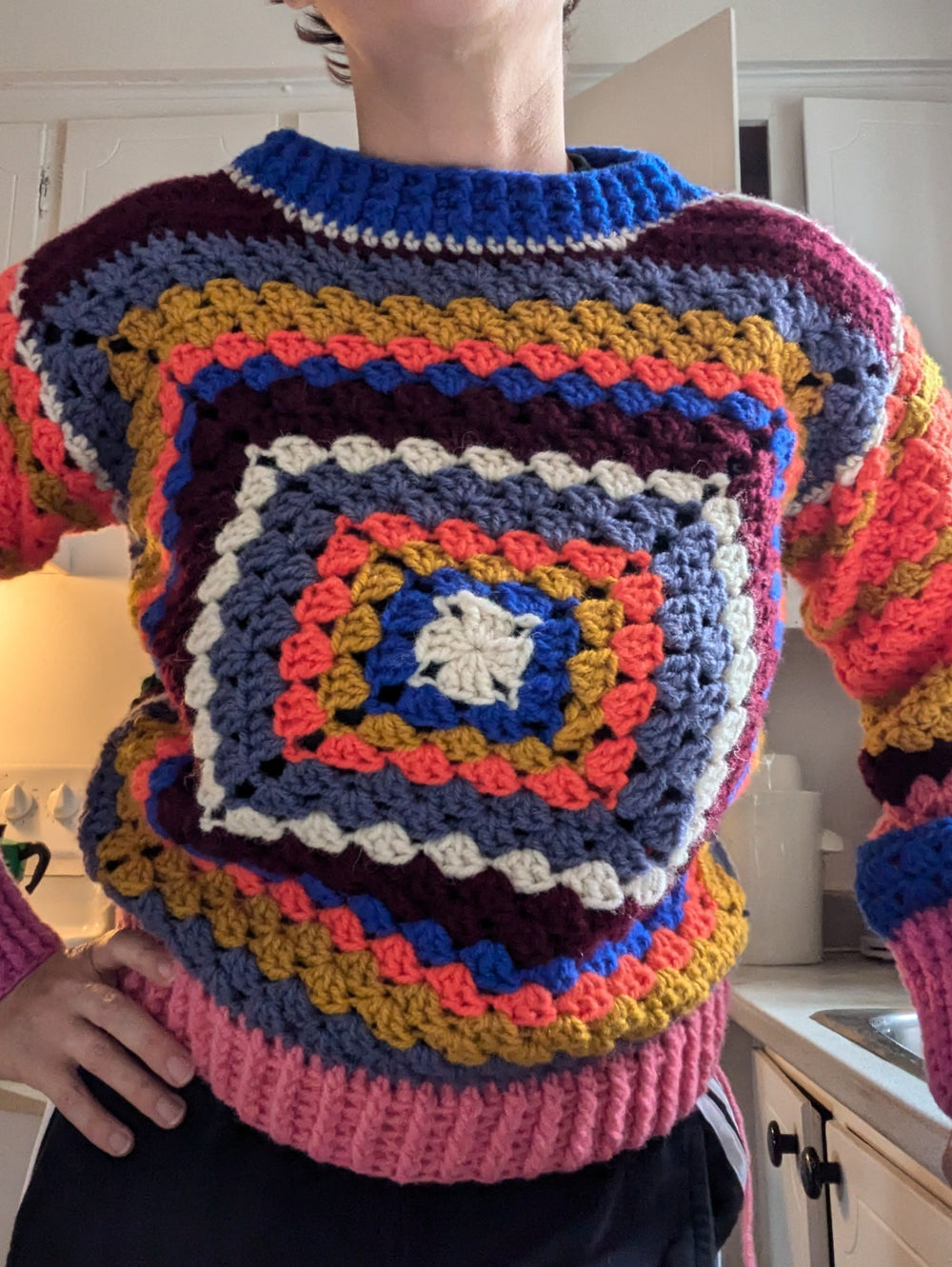 pull réalisé avec un énorme granny square porté par une personne. Exemple montré à l'atelier de crochet tout sur le granny square à Montréal.