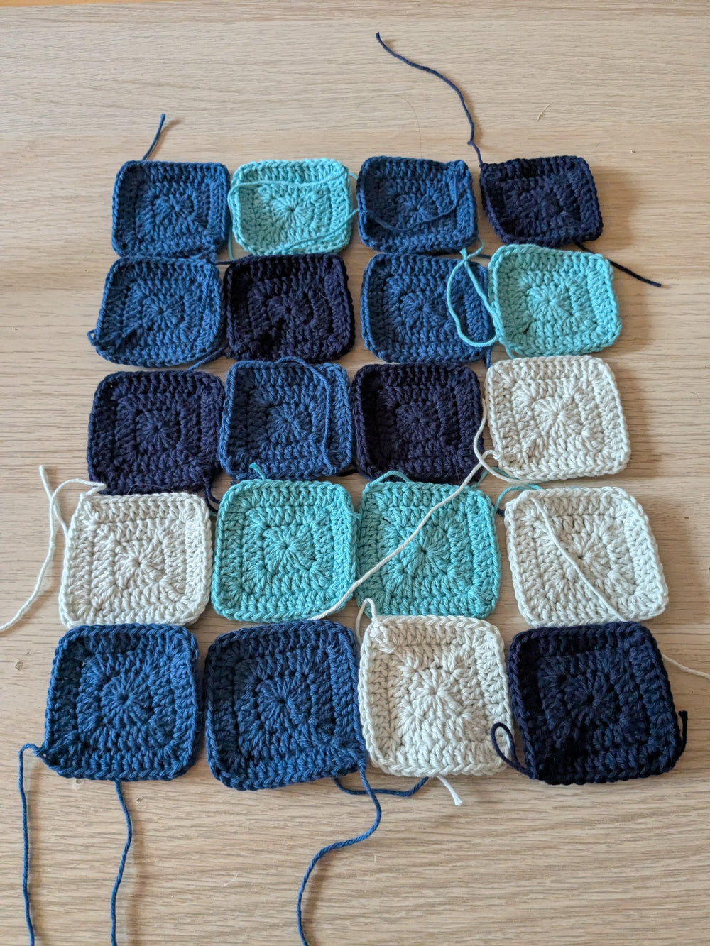 granny square dans les tons bleus prêt à être assemblé. 