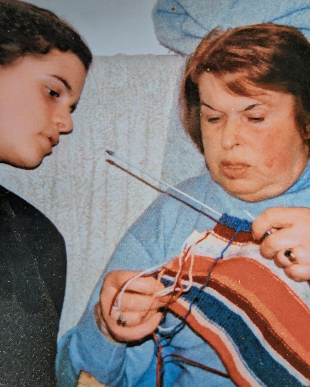 photo de l'artiste Agathe Dessaux à côté de sa grand-mère Henriette qui lui explique comment tricoter.